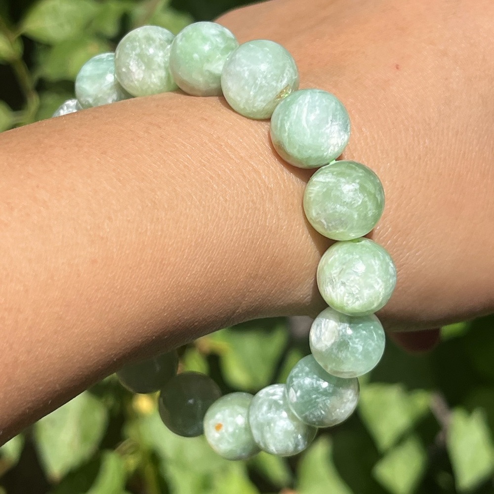 12.5mm stretchable flashy light green mica bracelet - Picture 9 of 9